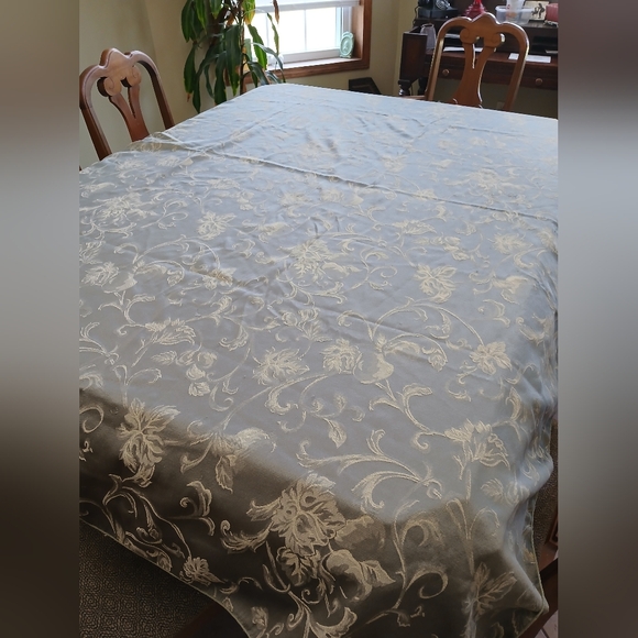 Linens And Things Sage Green Tablecloth 52x70" - Picture 1 of 4